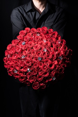 108本の赤バラの花束