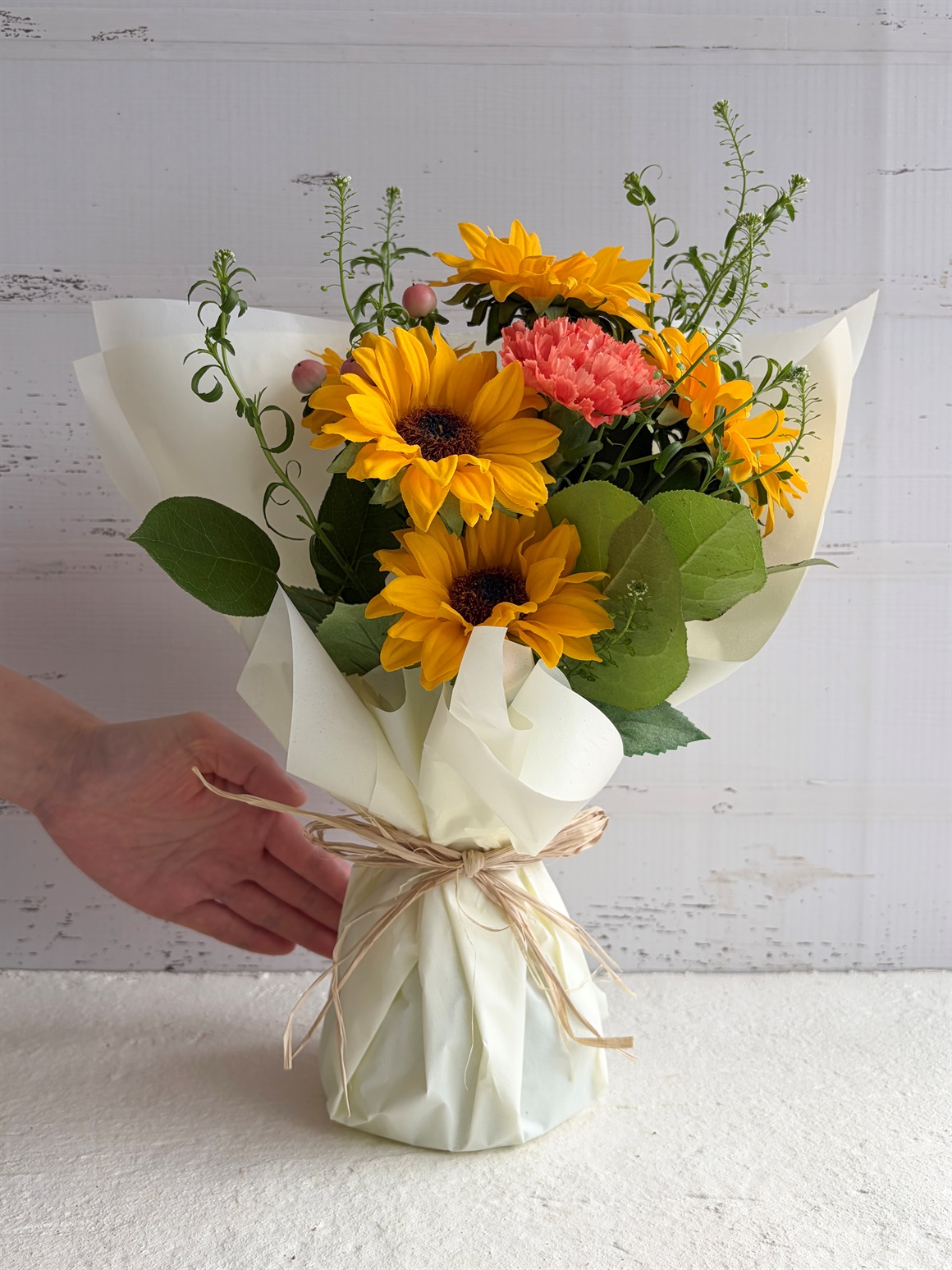 【父の日2026】ひまわりと葉物のブーケ〈母の日ギフトと同時予約で10％OFF〉