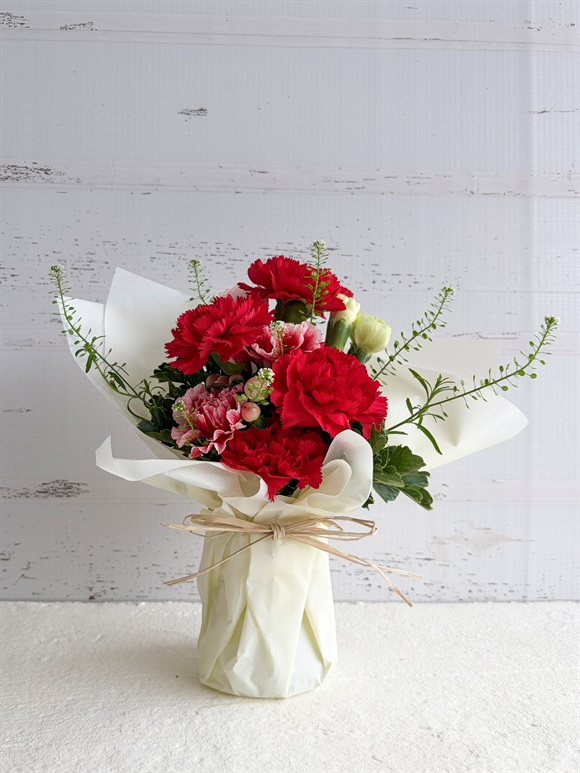 【母の日2026】カーネーションのスタンディングブーケ［レッド］