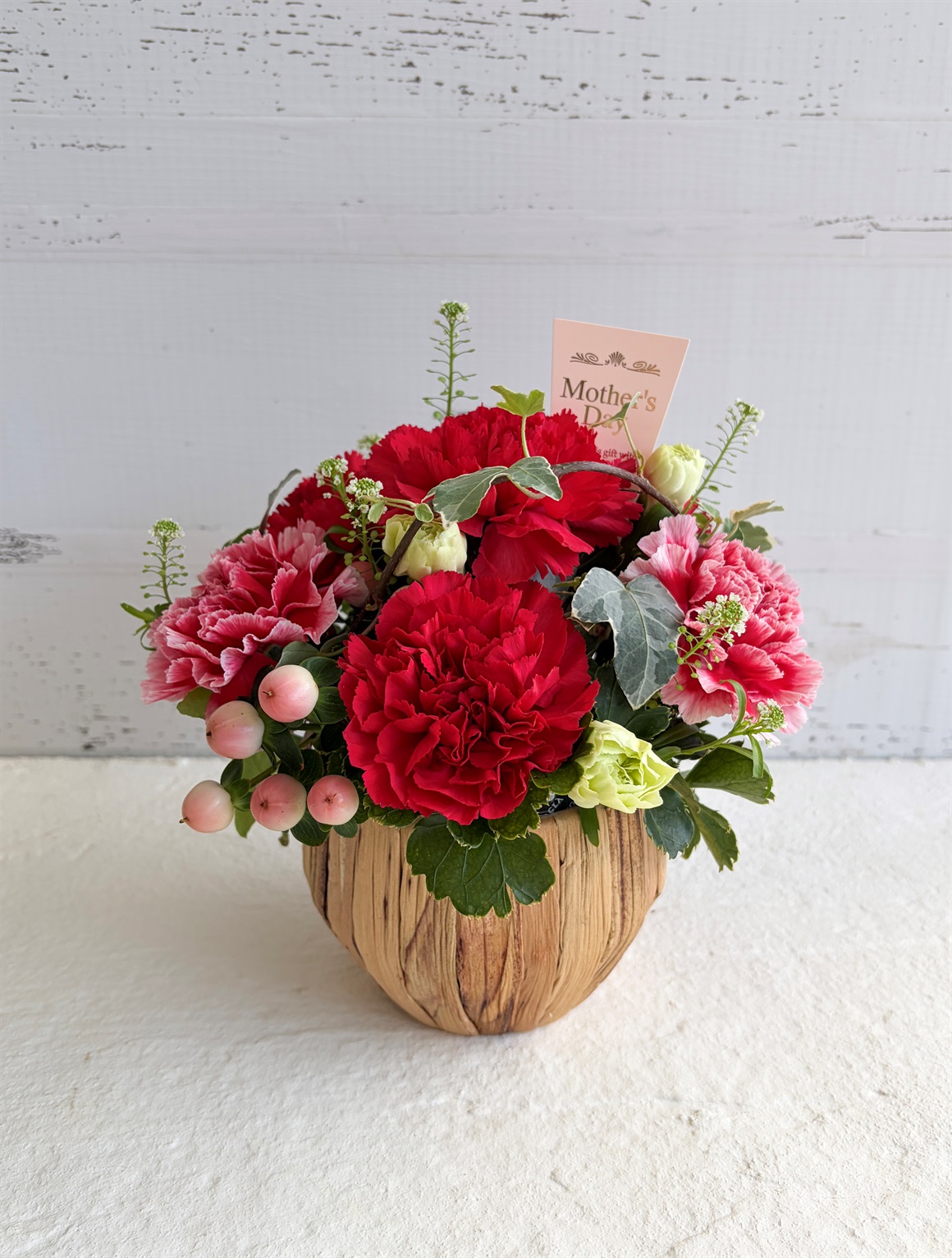 【母の日2026】カーネーションのアレンジメント［レッド］