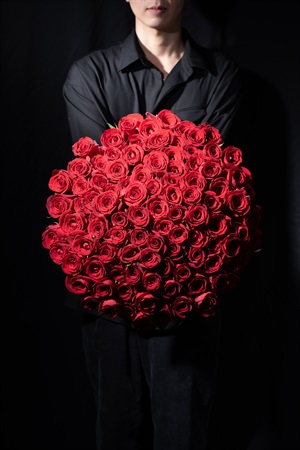 100本の赤バラの花束