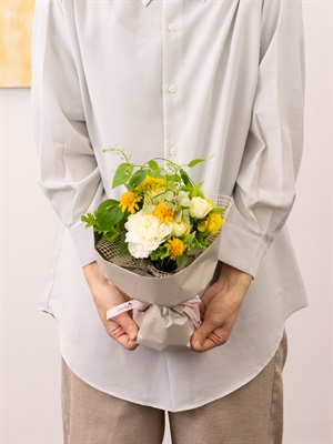 【季節の花で束ねる】おまかせブーケ　スタンド-イエロー