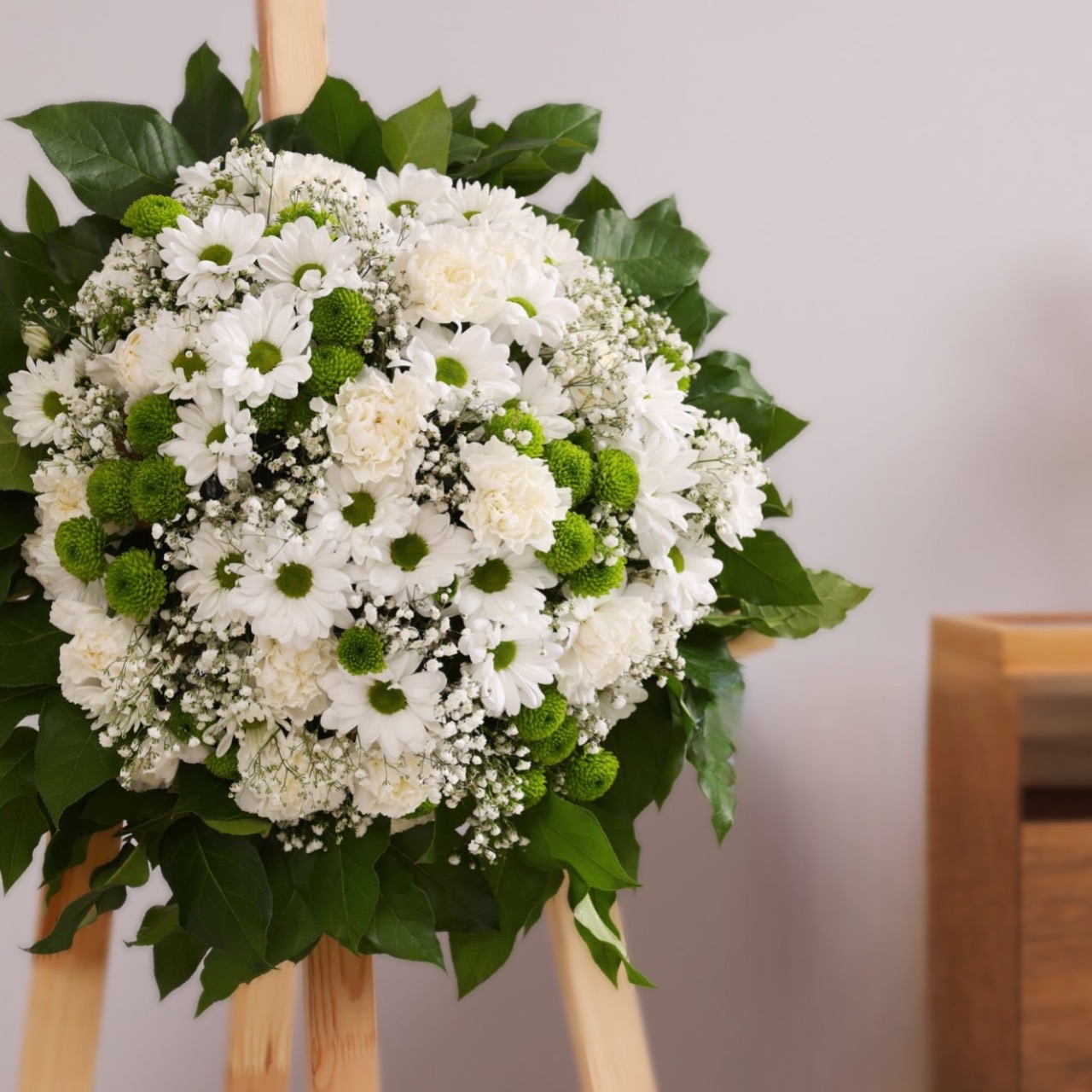 花輪（花環）は慶事にも弔事にも使われる円形の花飾り