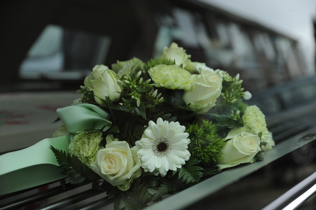 葬儀での「献花」とは？良く使われる花・不向きな花、マナーを解説