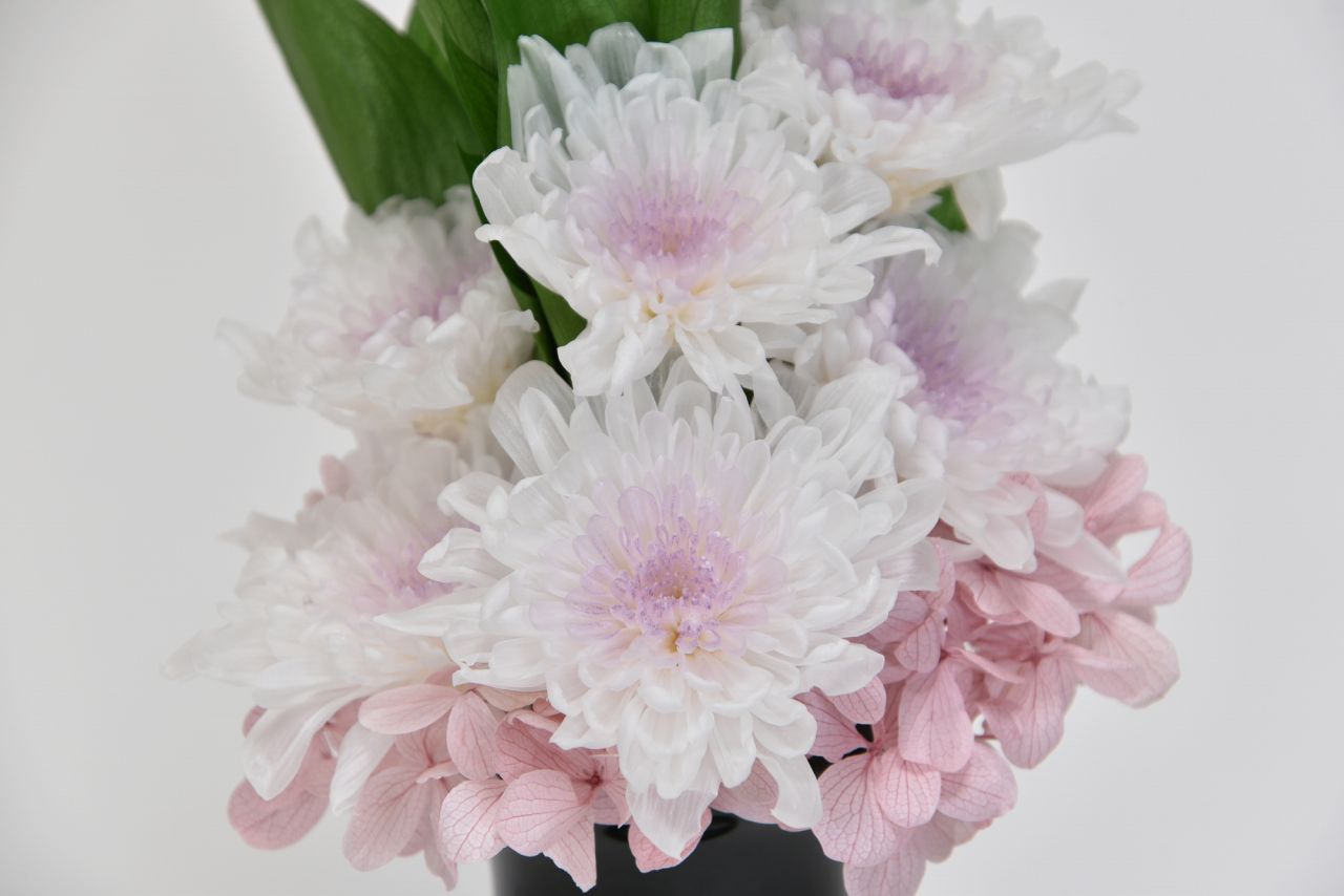 お供えのアレンジメントにふさわしい花：三回忌の法要に贈る花
