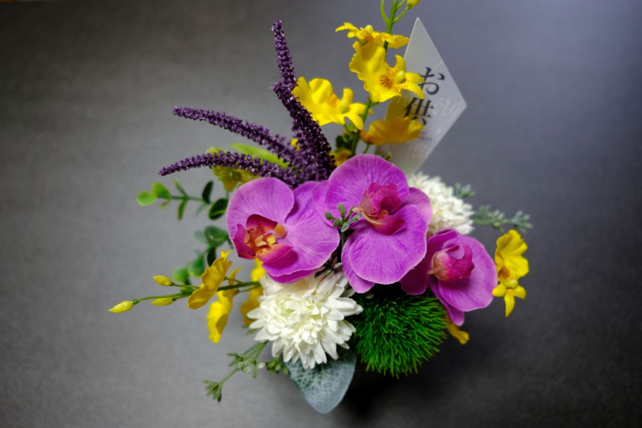 お葬式の後の法要で飾る花もある