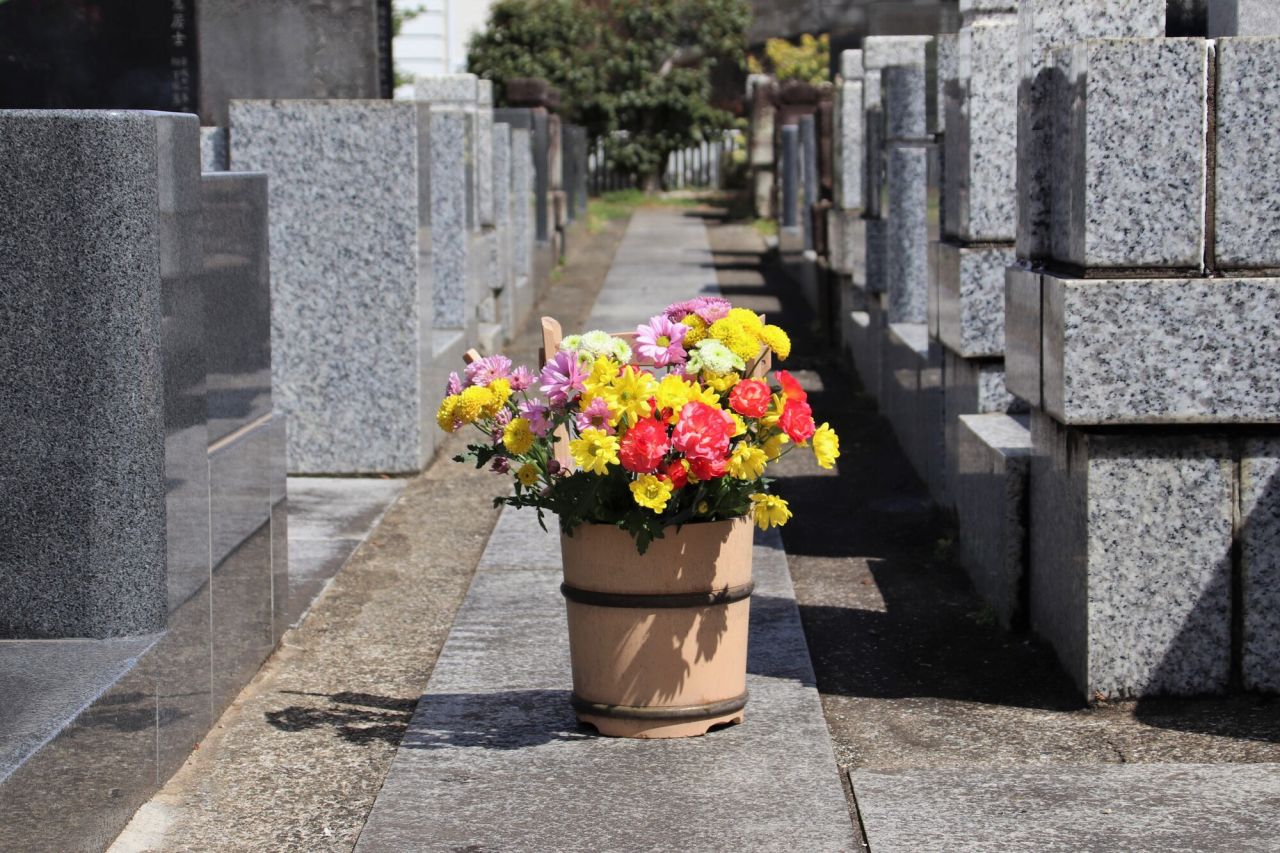 お盆に花を飾る理由は？仏教とお花の深い関係