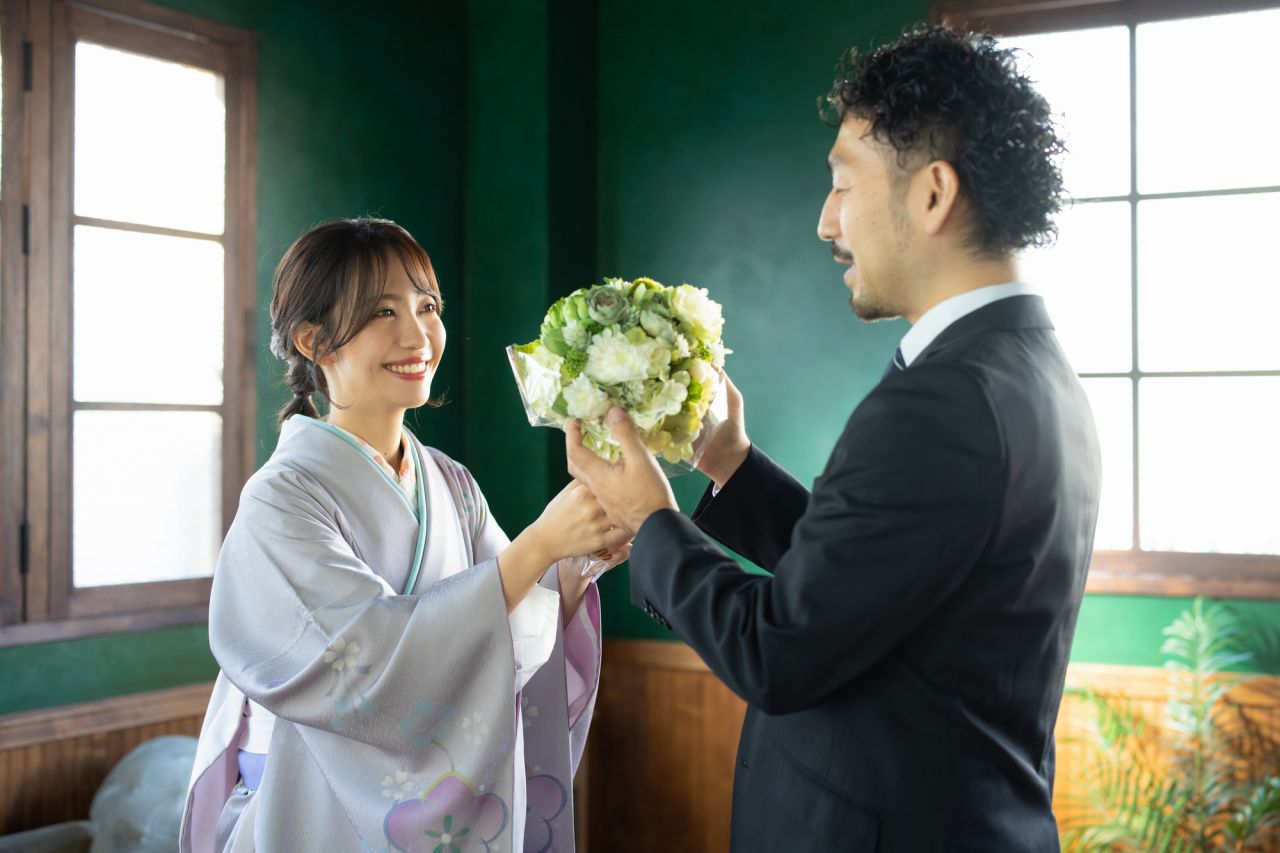 結婚記念日に妻から夫へプレゼントを贈る