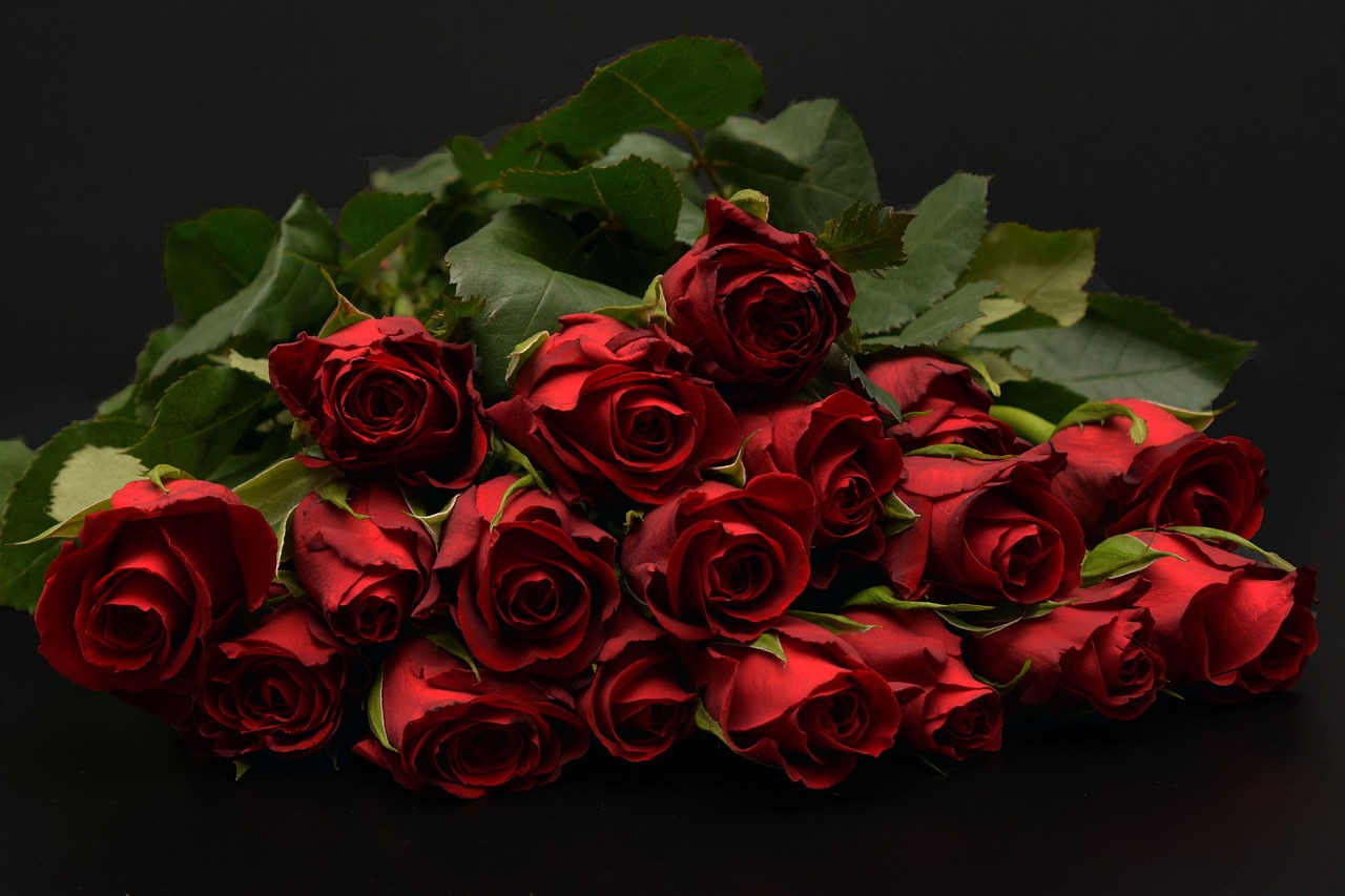 特別な日に「バラ100本」の花束を｜意味や贈るシーンを詳しく紹介
